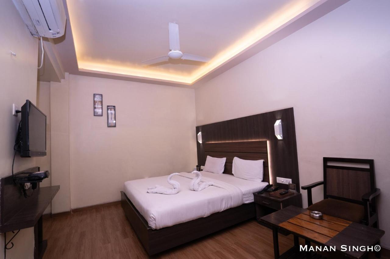 Hotel Samrat Jabalpur Esterno foto