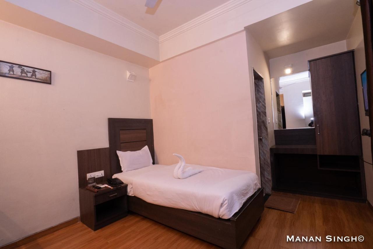 Hotel Samrat Jabalpur Esterno foto