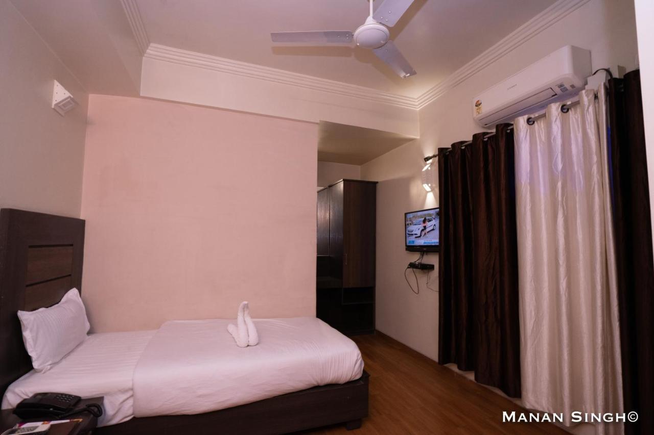 Hotel Samrat Jabalpur Esterno foto
